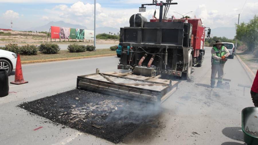 Se utiliza maquinaria especializada con tecnología de calor para la reparación.