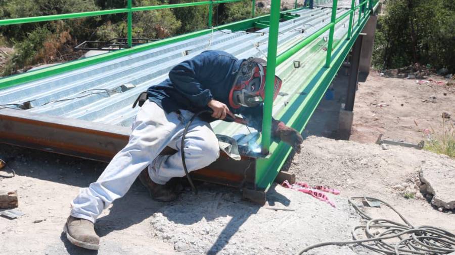 El puente ofrecerá un cruce más seguro para niñas, niños, estudiantes, adultos mayores y vecinos de la zona.