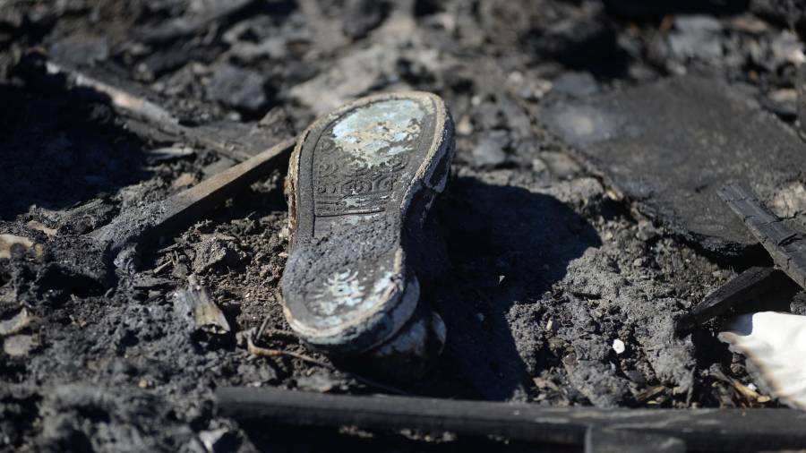 Elementos del Cuerpo de Bomberos lograron rescatar a las menores del interior de la vivienda.