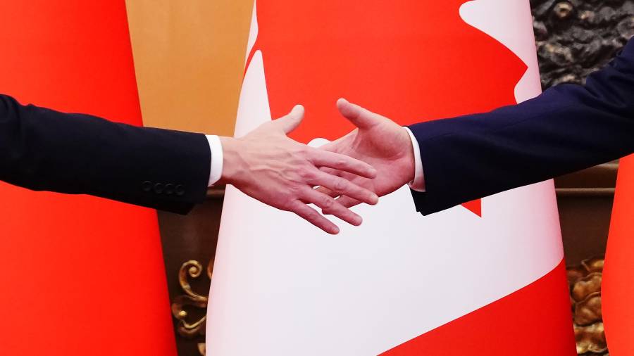 El primer ministro de Canadá, Mark Carney (izquierda), estrecha la mano del presidente de China, Xi Jinping, en el Gran Salón del Pueblo en Beijing. FOTO: