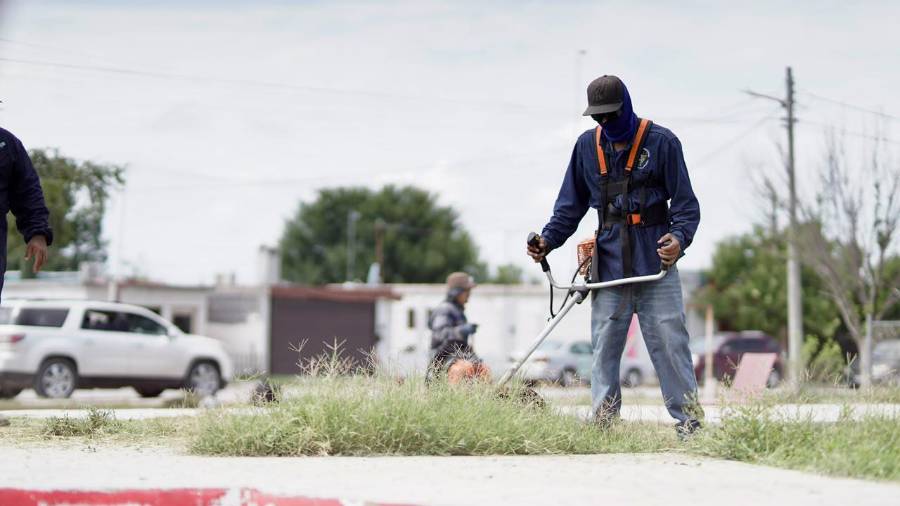 Personal de Imagen Urbana realiza labores de remozamiento en el área recreativa, donde se instalará pasto sintético y se renovarán por completo los juegos infantiles. FOTO: CORTESÍA