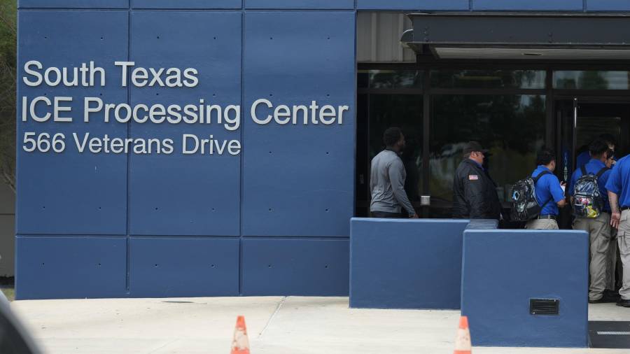 Personas permanecen frente al Centro de Procesamiento de ICE del Sur de Texas, en Pearsall, Texas, donde se encuentra recluido Wilber Rafael Garcés Pérez, un venezolano que recibió un disparo de un agente de ICE.