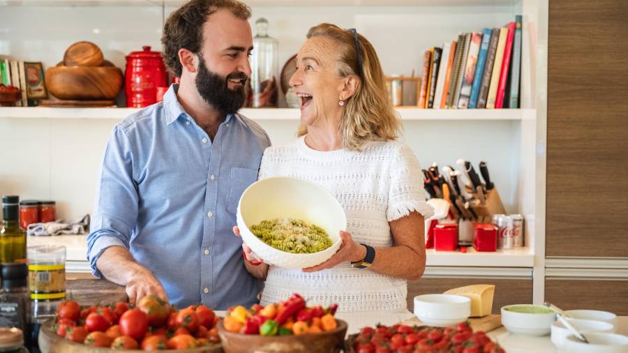 Madre e hijo conjugan sabores de Italia y México en la cocina de su hogar.