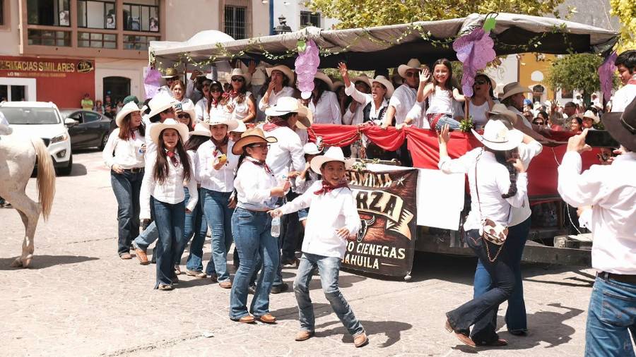 El alcalde Víctor Manuel Leija Vega encabezó el recorrido y destacó la importancia de preservar las tradiciones que dan identidad al Pueblo Mágico.
