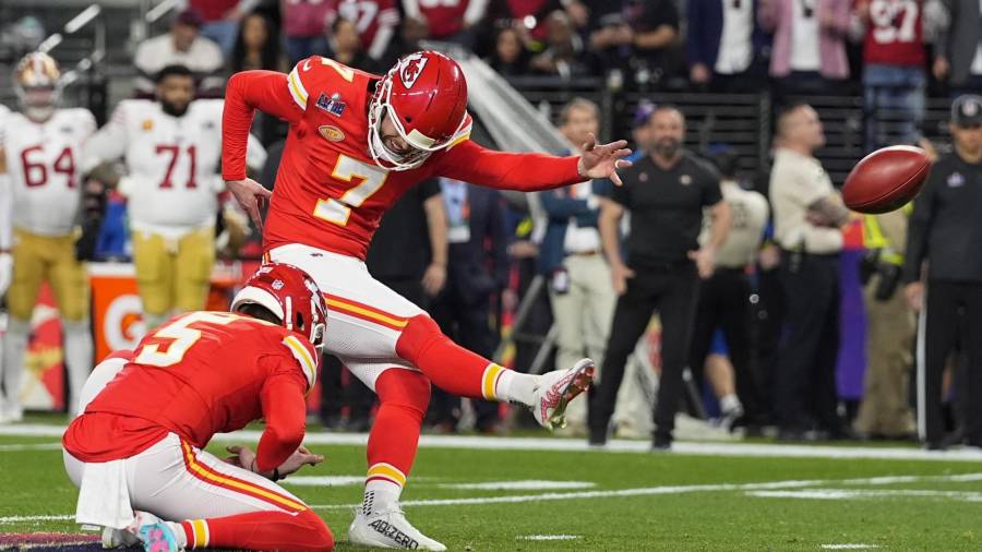 Harrison Butker (7) anotó el gol de campo más largo en la historia de un Super Bowl, contabilizando un total de 57 yardas.