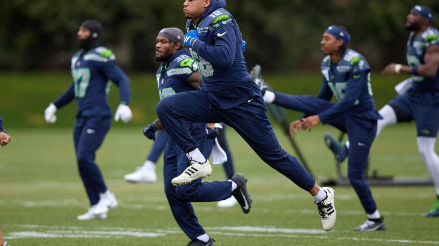 Elijah Arroyo,de los Seattle Seahawks está listo para inscribir su nombre entre los ganadores del Super Bowl LX; al menos ya consiguió estar presente en el partido contra los New England Patriots.