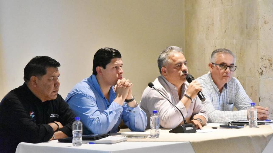 El alcalde Víctor Leija Vega encabezó la reunión con representantes del sector turístico de Cuatro Ciénegas.