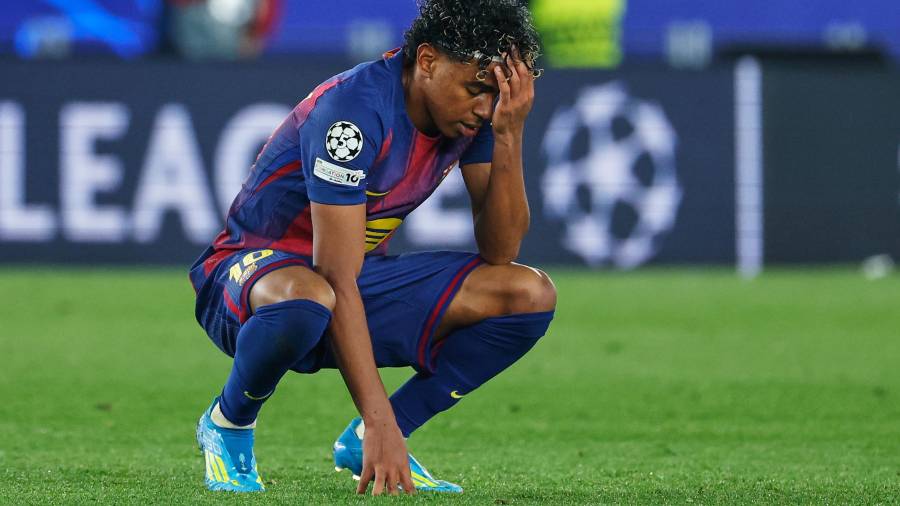 Lamine Yamal intenta desequilibrar por la banda durante la caída del Barcelona ante Atlético de Madrid, en una noche marcada por la expulsión de Pau Cubarsí en el Camp Nou.