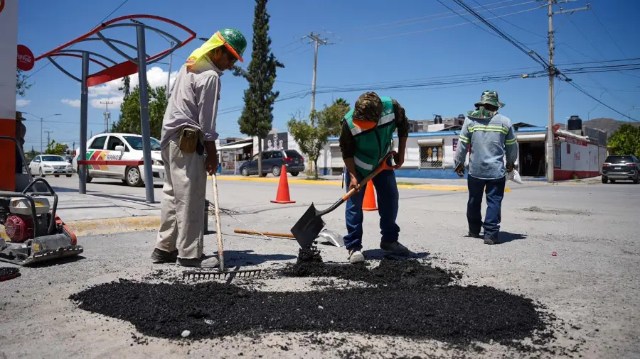 El Ayuntamiento reforzó las cuadrillas de trabajo para atender las vialidades con mayores afectaciones.