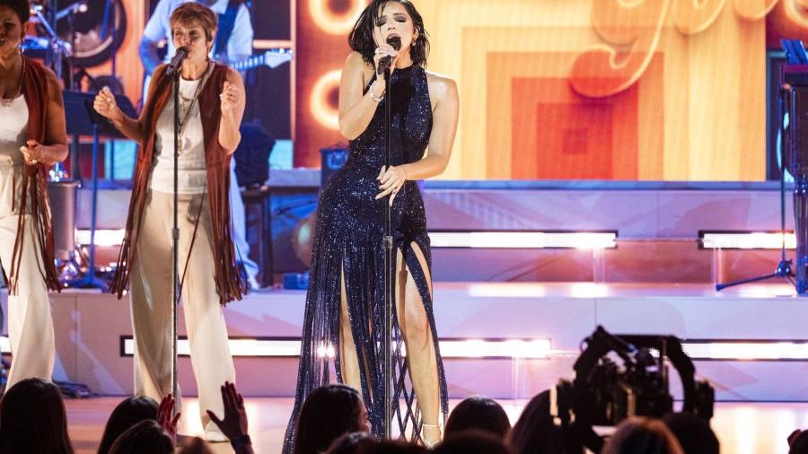 Actuación. Con un vestido negro de lentejuelas y un look rockero, la cantante mexicana marcó un cambio de imagen en su aparición en los Grammys.