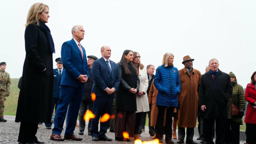 Una delegación estadounidense, compuesta por senadores y miembros de la Cámara de Representantes, deposita coronas florales en el Monumento a los esfuerzos internacionales de Dinamarca después de 1948.