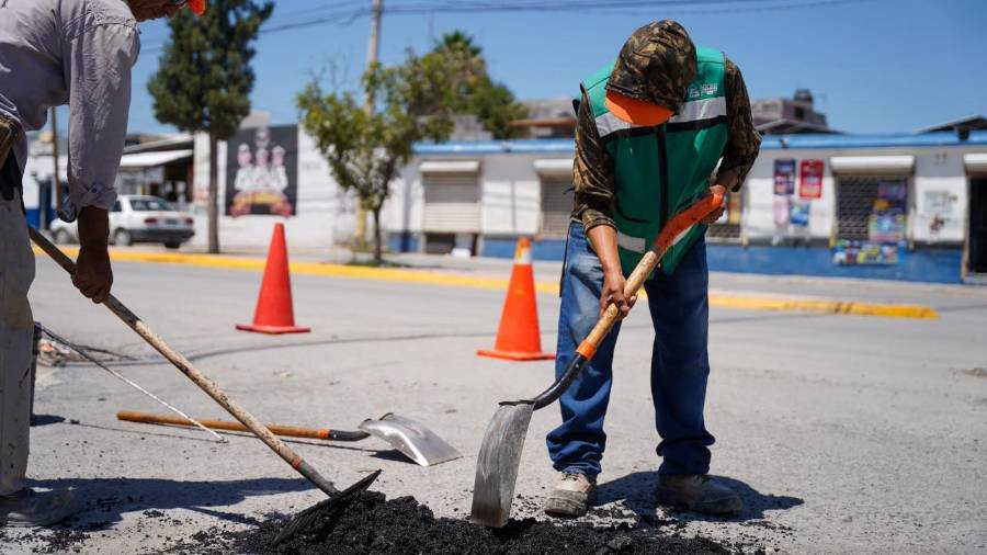 Cuadrillas municipales realizan trabajos de bacheo en distintos sectores de Ramos Arizpe.