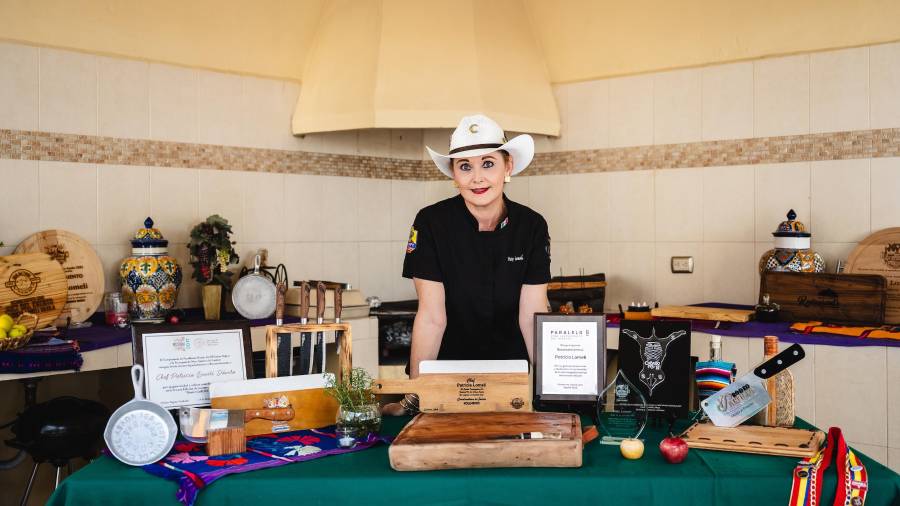 Patricia Lomelí, entre brasas y tradición, una mujer que ha hecho del fuego su forma de contar historias.