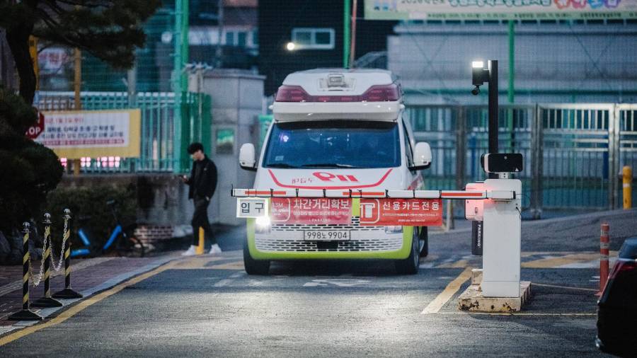El sistema de respuesta de emergencia de Seúl se enfrenta a retos, incluyendo tiempos de respuesta más largos para las ambulancias debido al hacinamiento en los hospitales y a la falta de personal médico.