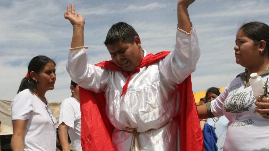 En la tradición del fidencismo, se denomina ’cajitas’ a los curanderos que aseguran que el espíritu del Niño Fidencio toma posesión de sus cuerpos para realizar sanaciones.