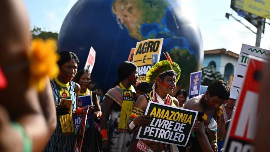 Un grupo de indígenas participa en la Marcha Global por el Clima en protesta por la defensa de los bosques, los derechos territoriales indígenas y la responsabilidad climática global, en Belém, Brasil.