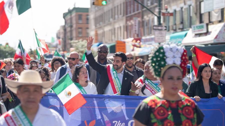 Fotografía del 13 de septiembre de 2026 tomada de la cuenta oficial en X @NYCMayor del alcalde de Nueva York, Zohran Mamdani (c), participando en el desfile del Día de la Independencia de México, en Nueva York.
