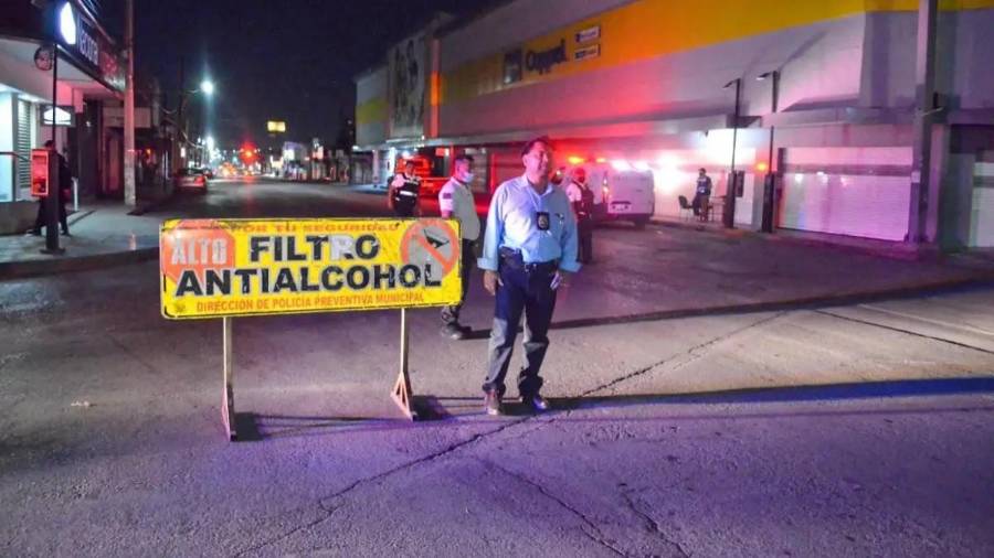Durante los operativos se orienta a los automovilistas sobre opciones seguras para regresar a casa.