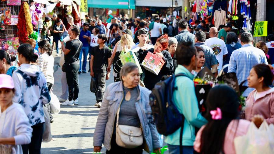 Varias personas acudieron desde temprano para completar compras pendientes, especialmente para la cena.
