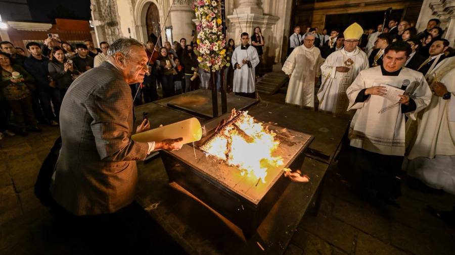 Encendido del Cirio Pascual como símbolo de la resurrección de Cristo.