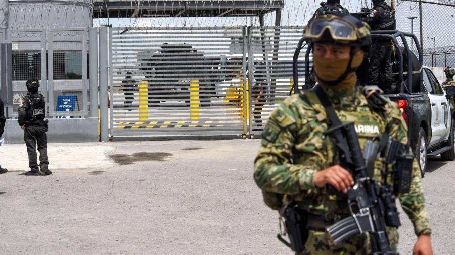 Los contratos otorgaban la operación privada de 12 penales por 22 años a un costo diario de 3,500 pesos por reo, pasando la propiedad a las empresas al concluir el plazo.