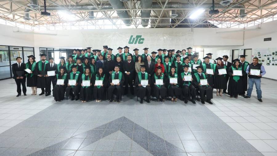 Autoridades universitarias y familiares acompañaron a los 57 egresados de la LIV Generación en la ceremonia de graduación.