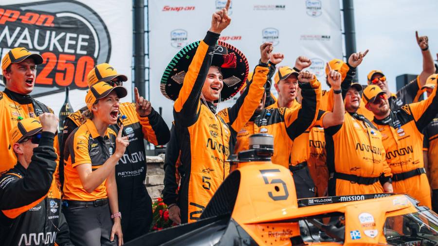 Pato O’Ward celebra en el Milwaukee Mile después de conseguir su segunda victoria de la temporada 2026 en la IndyCar.