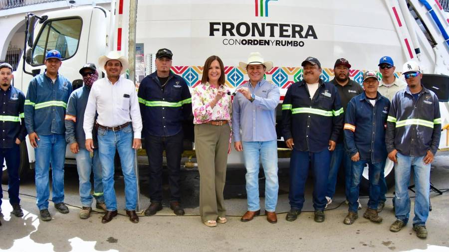 La alcaldesa Sara Pérez Cantú y el subsecretario Sergio Sisbeles encabezaron la entrega de las nuevas unidades junto con personal de Servicios Primarios.