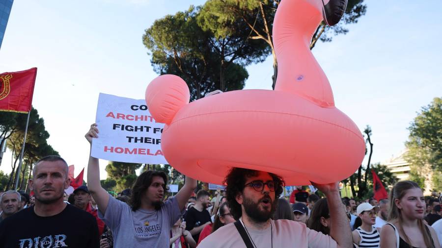 Manifestación en Tirana, contra un desarrollo costero en el oeste de Albania vinculado al yerno de Donald Trump, Jared Kushner, que enfrenta una creciente oposición por parte de los defensores medioambientales.