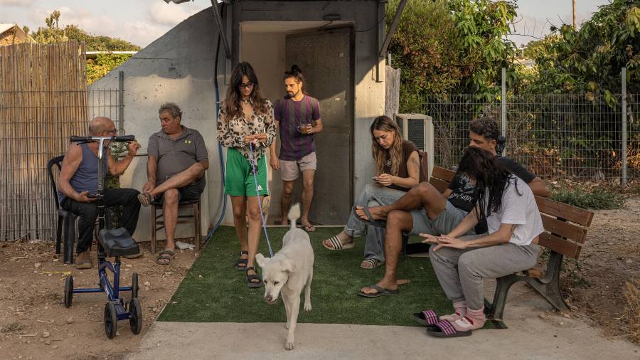 El estado de ánimo nacional oscila entre la ansiedad, la resignación y la anticipación mientras el presidente Donald Trump considera si atacar o no a Irán.