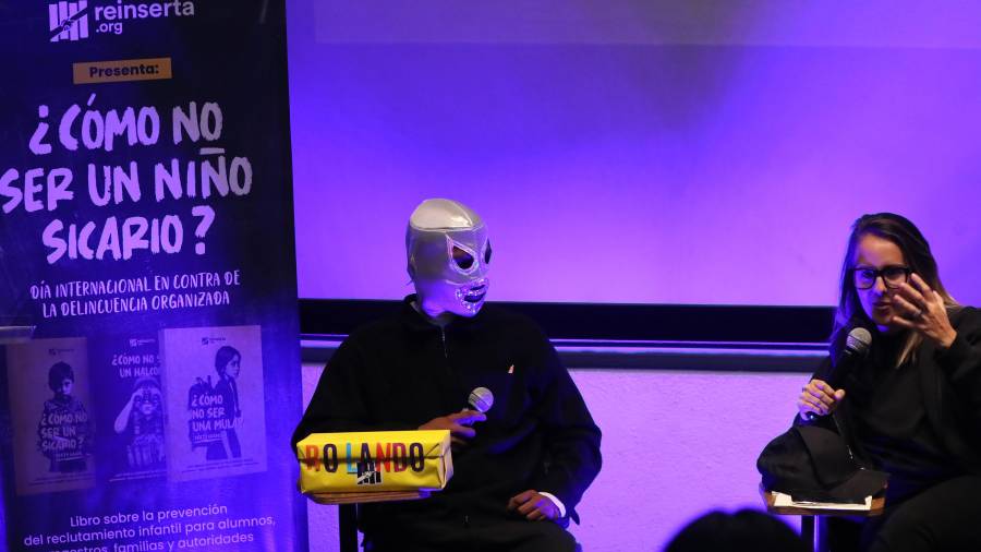 La confundadora de la ONG Reinserta, Saskia Niño de Rivera (d), y Rolando (nombre ficticio), un joven que fue reclutado por el crimen organizado cuando tenía nueve años, participan en una rueda de prensa.