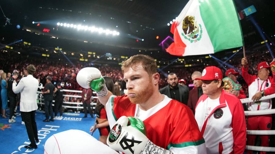 Canelo Álvarez superó a Lionel Messi y LeBron James en el ranking de los deportistas mejor pagados del mundo, consolidándose como el boxeador más rentable del planeta.