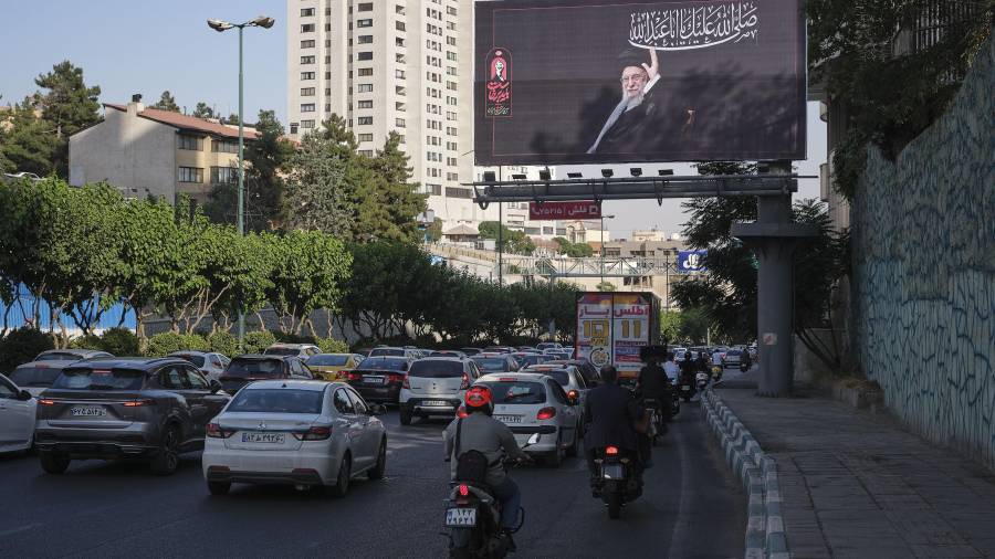 Un cártel del asesinado líder supremo de Irán Alí Jameneí en el norte de Teherán. La República Islámica de Irán se prepara para despedir al que fuera líder supremo con los mayores funerales de su historia.