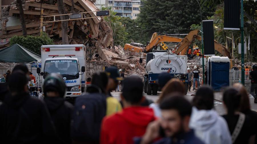 El Gobierno de Venezuela elevó a 235 los muertos y a cuatro mil 300 los heridos por los terremotos de magnitud 7.2 y 7.5 de la víspera, cuya devastación golpeó especialmente al estado La Guaira.