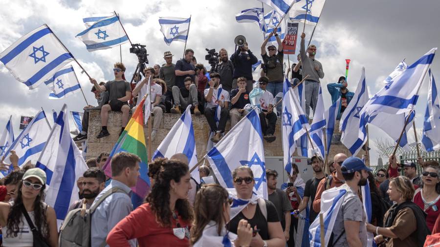 ARCHIVO — Israelíes protestan contra el plan de reforma judicial del primer ministro Benjamin Netanyahu en Jerusalén, el lunes 27 de marzo de 2023. Los ataques del 7 de octubre empañaron la imagen del primer ministro Benjamin Netanyahu como el «señor seguridad». De cara a las elecciones, intenta convencer a los israelíes de su nueva faceta, más intransigente. (Avishag Shaar-Yashuv/The New York Times)