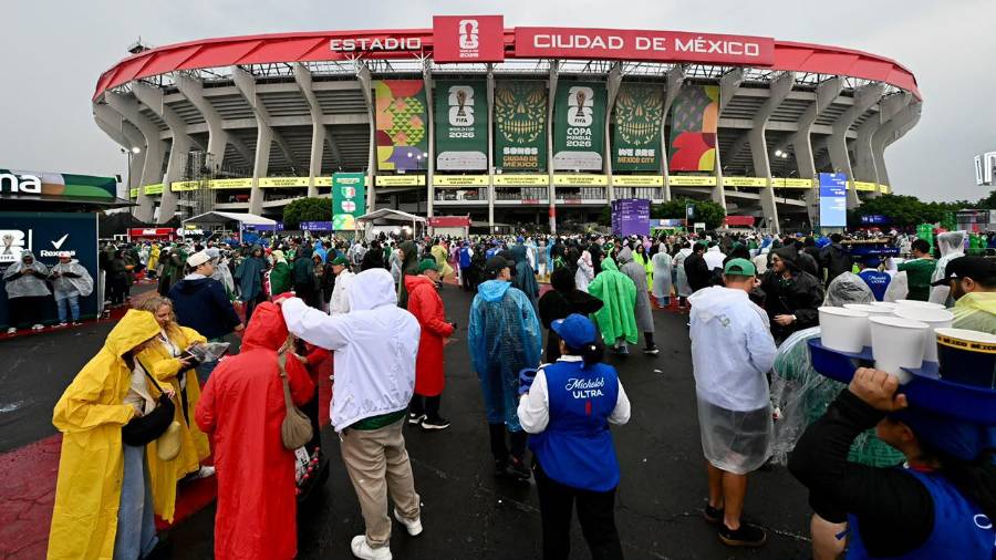 Se preparan para ingresar al estadio de la Ciudad de México, para ser testigos del encuentro binacional.