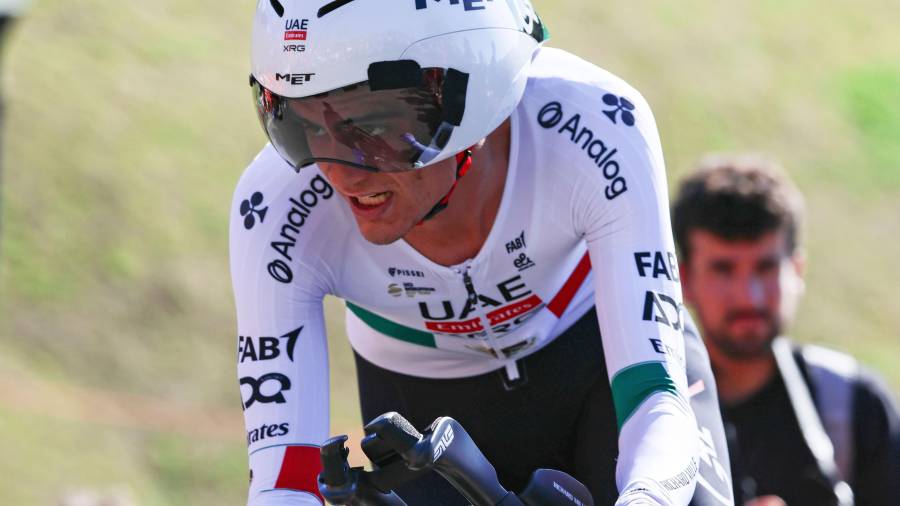 Isaac del Toro se mete al Top 15 en el arranque de la Vuelta al País Vasco