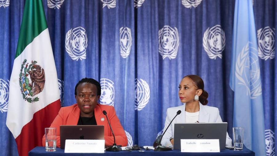 La presidenta y relatora del Grupo de Trabajo de Expertas de la ONU sobre personas afrodescendientes, Isabelle Mamadou (d), acompañada de la integrante del grupo Catherine Namakula (i) en Ciudad de México.