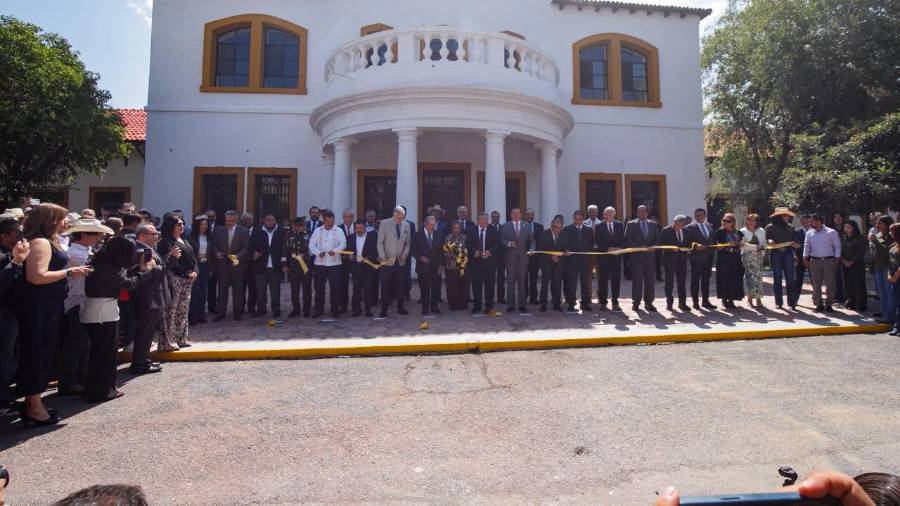 Autoridades encabezadas por el rector Alberto Flores Olivas participaron en la inauguración del Museo del Centenario “La Gloria”.