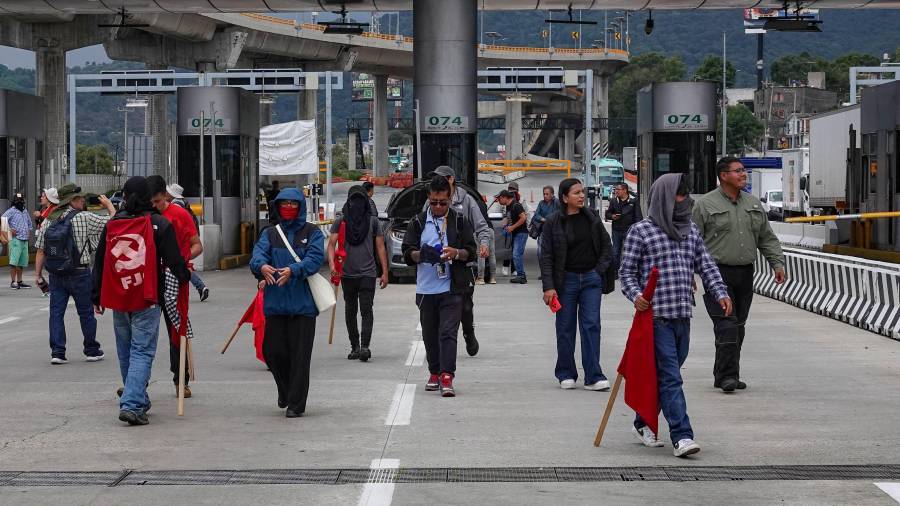 Los profesores dan paso libre a los automovilistas en las dos casetas, aunque piden una cooperación económica.