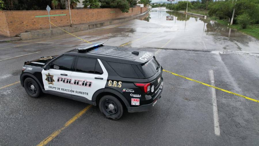 Protección Civil de Saltillo exhortó a la población a no cruzar vialidades con corrientes de agua para evitar accidentes durante la temporada de lluvias.