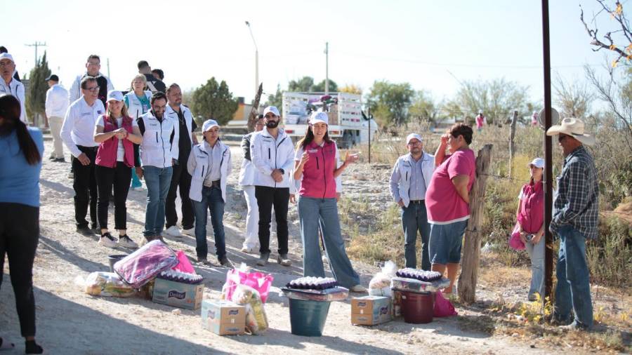 Durante la visita a la comunidad se repartieron despensas y se llevaron servicios médicos a la población.
