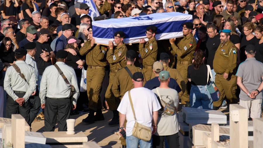 Soldados israelíes llevan el ataúd del sargento de Estado Mayor Noam Hamburger, que murió en un ataque con dron libanés en el norte de Israel, durante su funeral en Atlit, Israel.