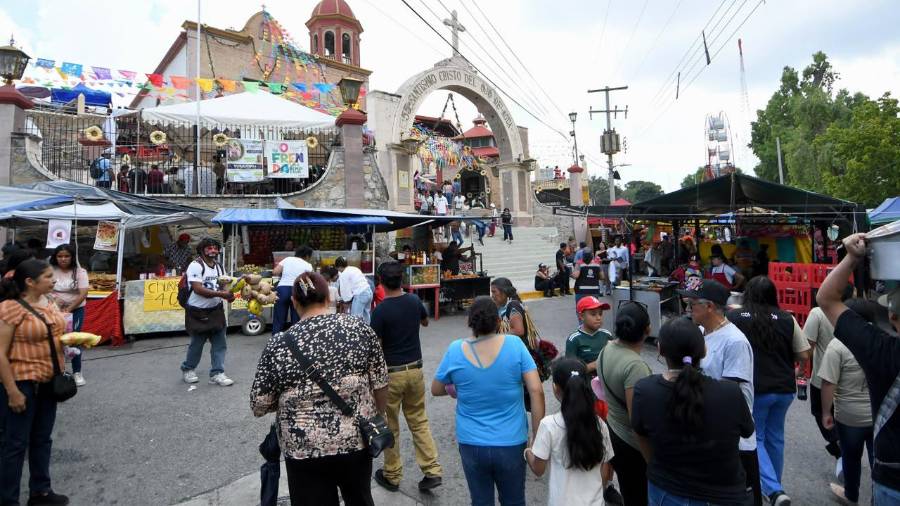 Familias saltillenses se reunieron alrededor del templo para disfrutar de la tradicional verbena del Ojo de Agua.