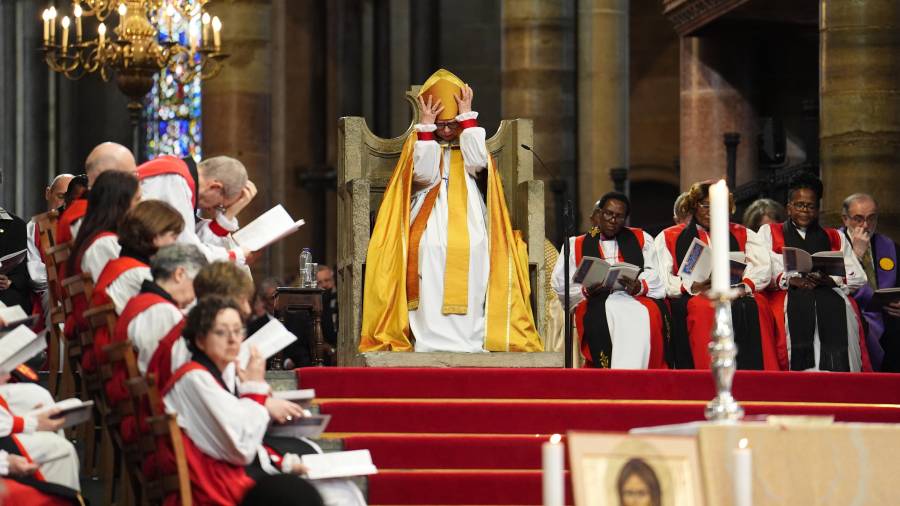 La arzobispa de Canterbury, Dame Sarah Mullally, durante la ceremonia de entronización en la que fue investida como la 106.ª arzobispa en la catedral de Canterbury, Inglaterra.
