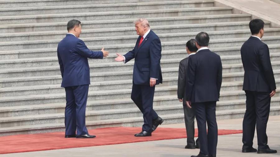 El presidente de China, Xi Jinping (i), saludando a su homólogo de Estados Unidos, Donald Trump, en la ceremonia de bienvenida en el Gran Palacio del Pueblo de Pekín, China.