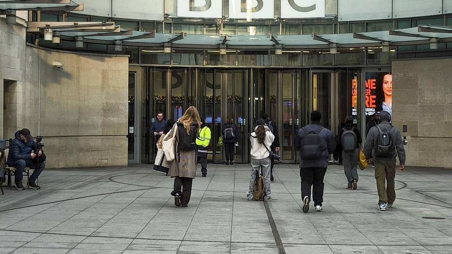 El presidente de Estados Unidos, Donald Trump, presentó una demanda por difamación contra la BBC al acusar a la cadena pública británica de haber editado de forma engañosa su discurso del 6 de enero de 2021.