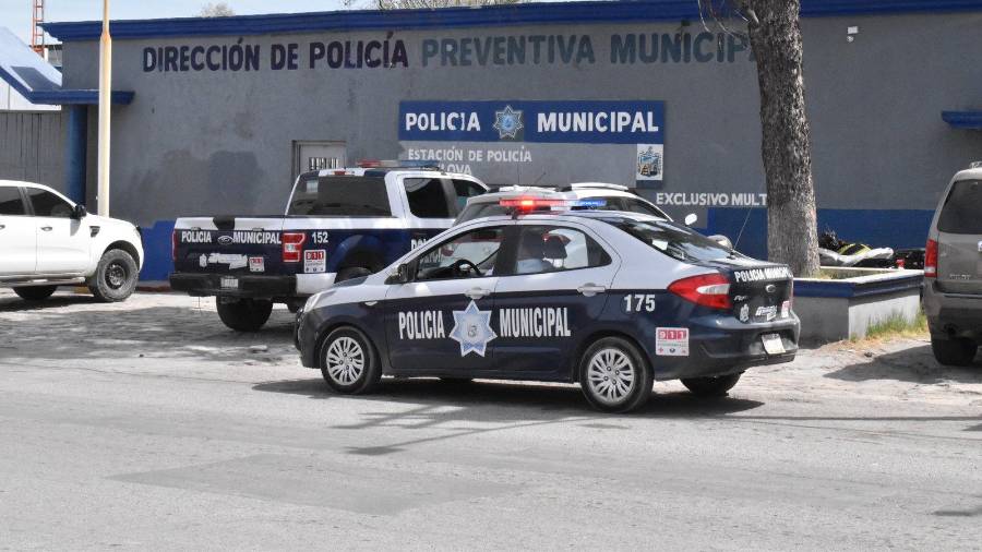 Policías municipales y estatales participaron en el operativo de atención.