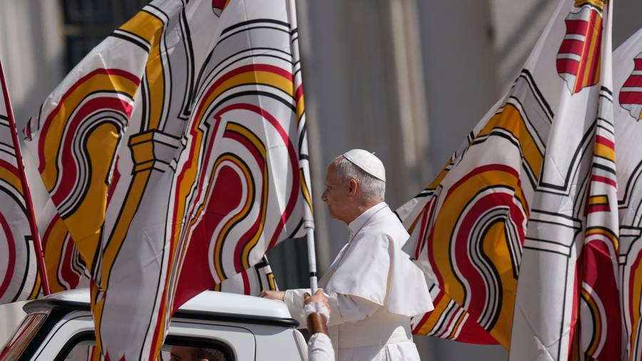 El papa León XIV llega a su audiencia general semanal en la Plaza de San Pedro, en el Vaticano
