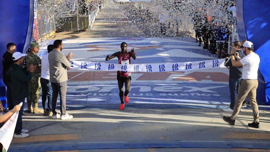 Personal médico y voluntarios se mantienen atentos en uno de los puntos de abastecimiento instalados a lo largo de la ruta.